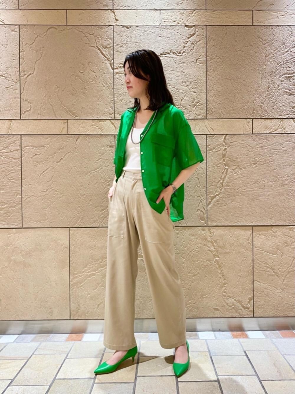 ホワイト系のタンクトップ、グリーン系のパンプス、グリーン系のシャツ/ブラウスを着用したレディースの夏コーディネートの1枚目の写真