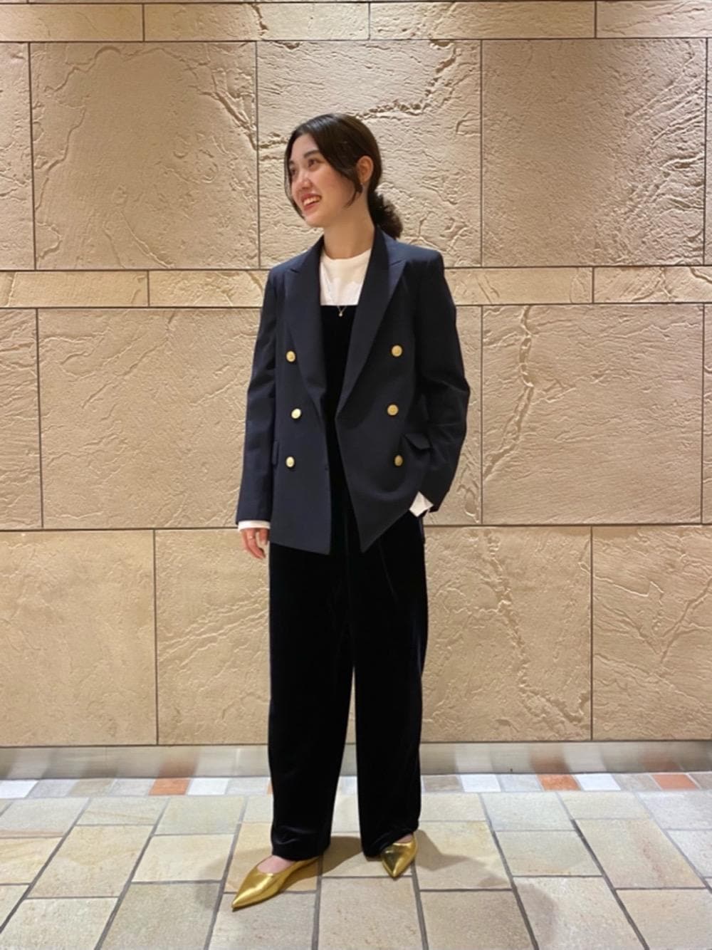 ホワイト系のTシャツ/カットソー、ブルー系のサロペット/オーバーオール、ゴールド系のパンプスを着用したレディースの秋コーディネートの1枚目の写真