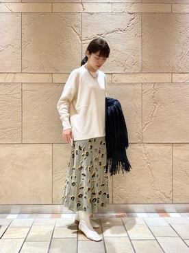 「アイテム（ストール/ショール）」を使った、市川珠萌さん（レディース・162cm）の秋コーディネート