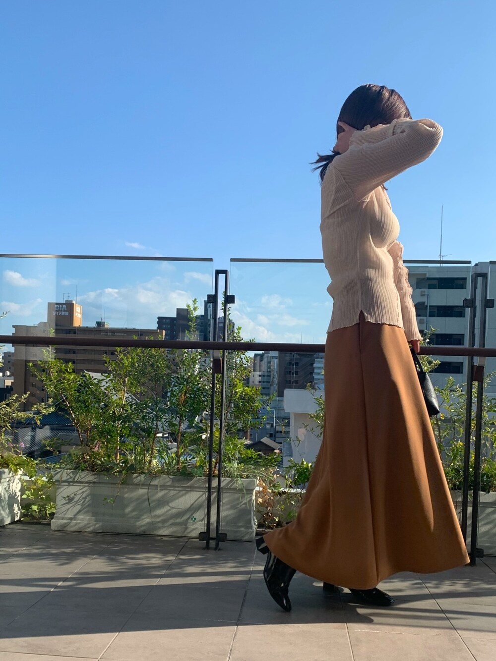 「ロングスカート、ショルダーバッグ、シアートップス、休日スタイル、おしゃれさんと繋がりたい」｜「PUBLIC TOKYOのシアーリブメロウカットソー（Tシャツ/カットソー、ホワイト系）」を使った、micocococoさん（レディース・158cm）の春コーディネートの1枚目の写真