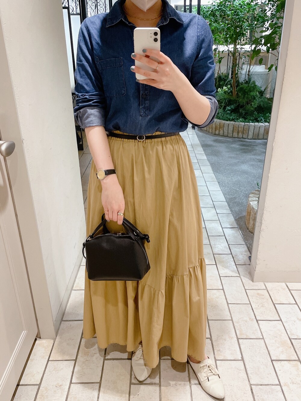 「ロングスカート、デニムシャツ、オトナカジュアル、休日スタイル、おしゃれさんと繋がりたい」｜「UNIQLOのアイテム（シャツ/ブラウス、ブルー系）」を使った、micocococoさん（レディース・158cm）の春コーディネートの1枚目の写真