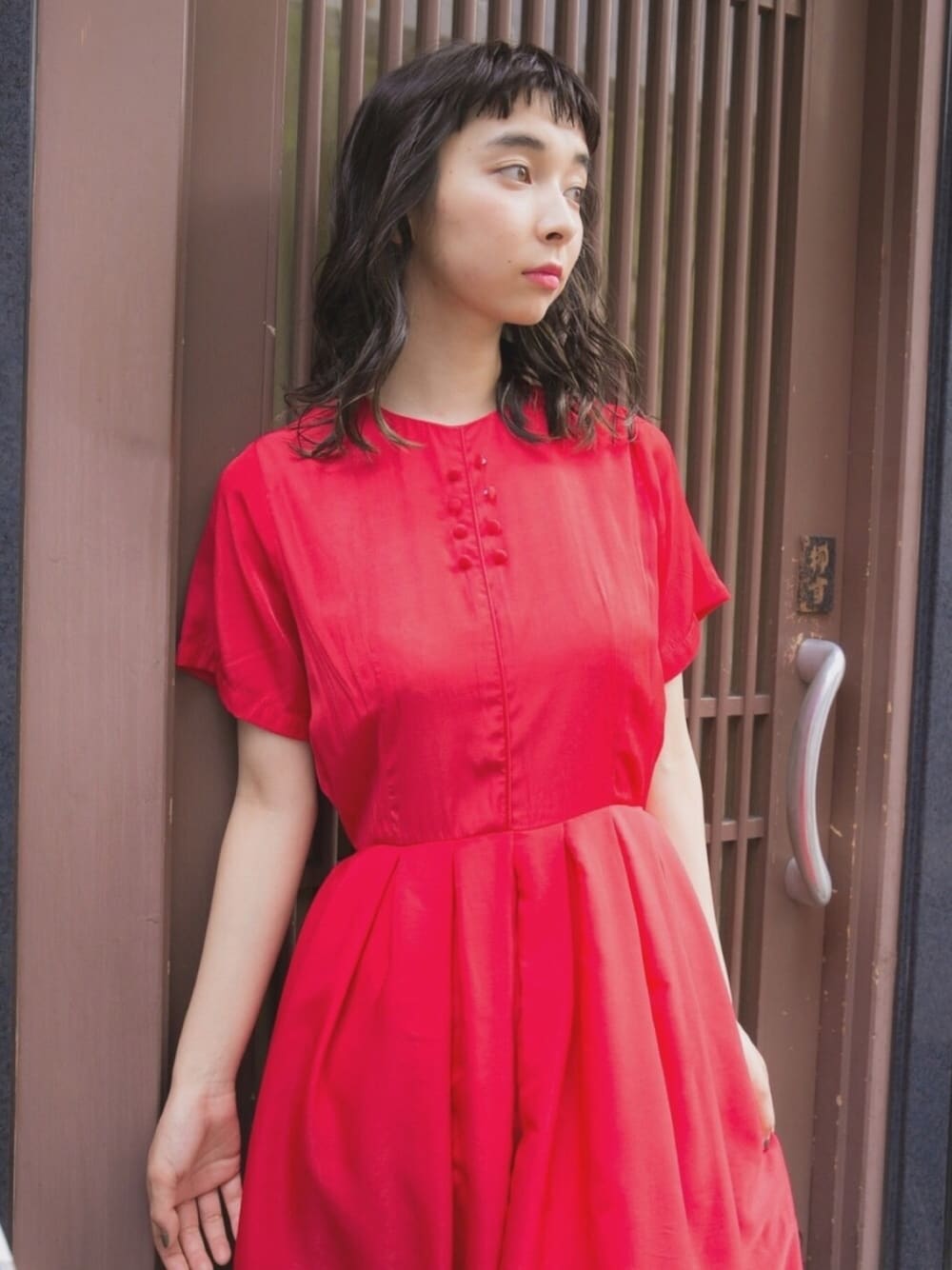 レッド系のワンピースを着用したレディースの夏コーディネートの1枚目の写真