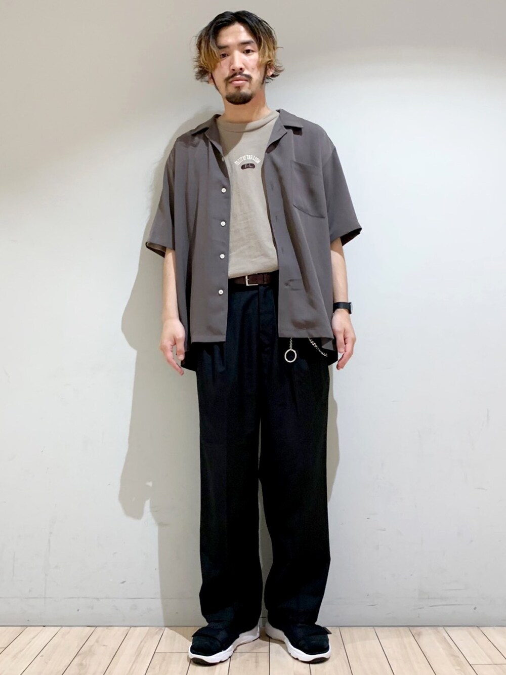 ブラウン系のシャツ/ブラウス、ベージュ系のTシャツ/カットソー、ブラック系のその他パンツを着用したメンズの夏コーディネートの1枚目の写真