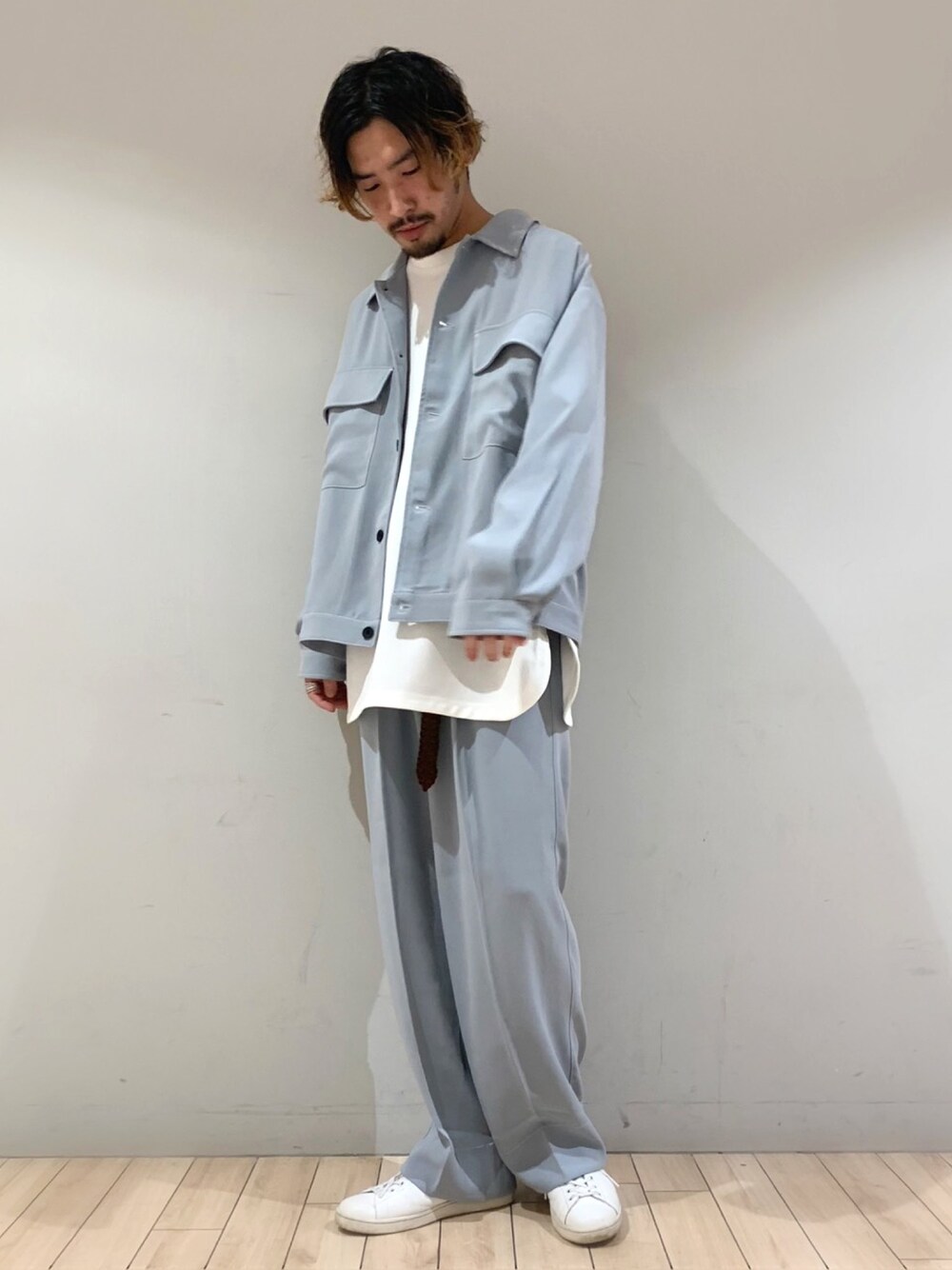 「Junred、セットアップ、サックスブルー、ストリート、ワントーンコーデ、ビッグシルエット、リラックススタイル、レイヤードスタイル、ワイドパンツ、秋のコーデ」｜「JUNREDの【セットアップ可能】ステッチWフラップブルゾン（ブルゾン、ブルー系）」を使った、kokiさん（メンズ・170cm）の夏コーディネートの1枚目の写真
