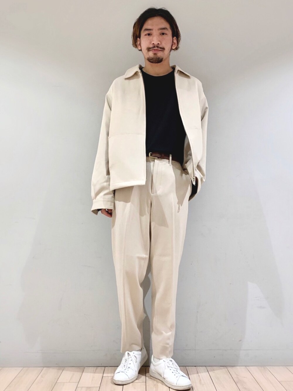 ベージュ系のブルゾン、ブラック系のTシャツ/カットソー、ベージュ系のスラックスを着用したメンズの夏コーディネートの1枚目の写真