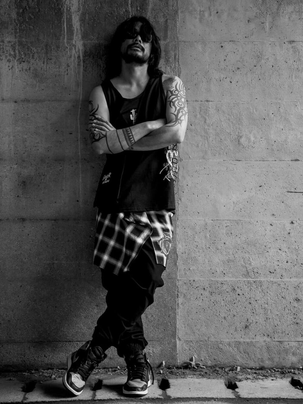 ブラック系のタンクトップ、ブラック系のバッグ、ホワイト系のスカートを着用したメンズの夏コーディネートの1枚目の写真