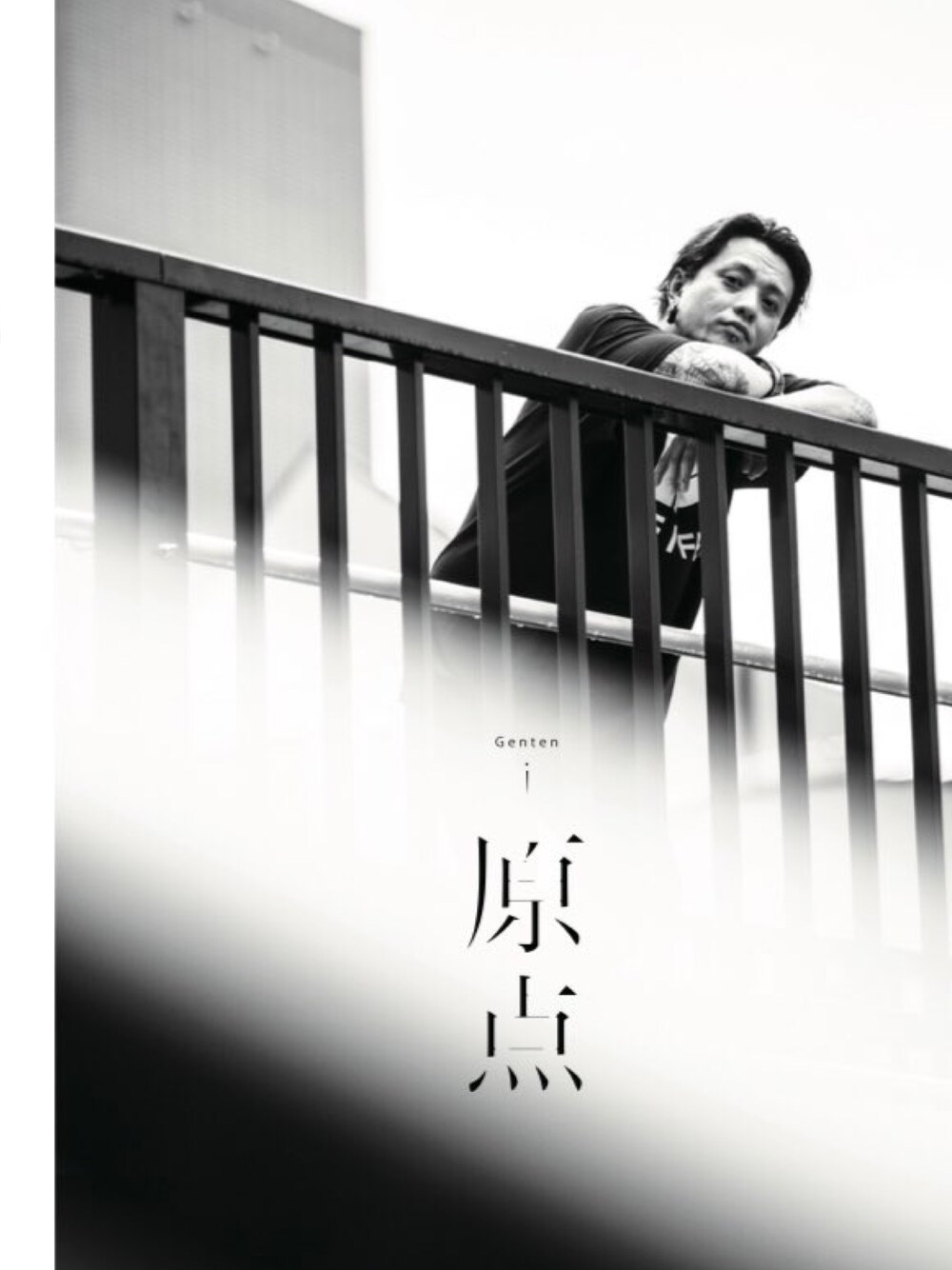 ブラック系のTシャツ/カットソーを着用したメンズの夏コーディネートの1枚目の写真