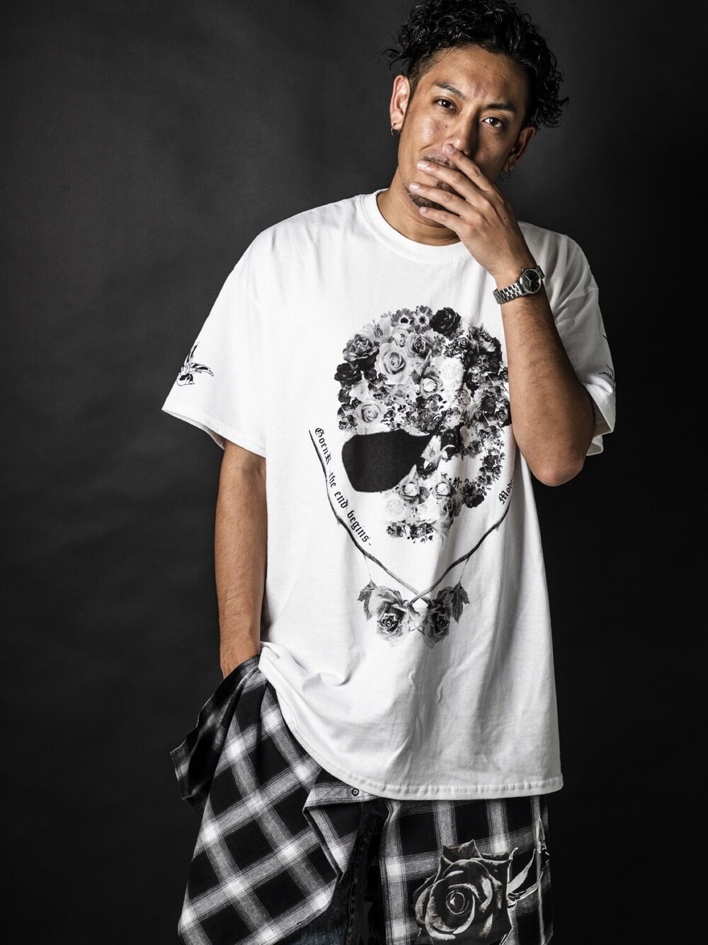 ホワイト系のTシャツ/カットソー、ブラック系のスカート、ホワイト系のTシャツ/カットソーを着用したメンズの秋コーディネートの1枚目の写真