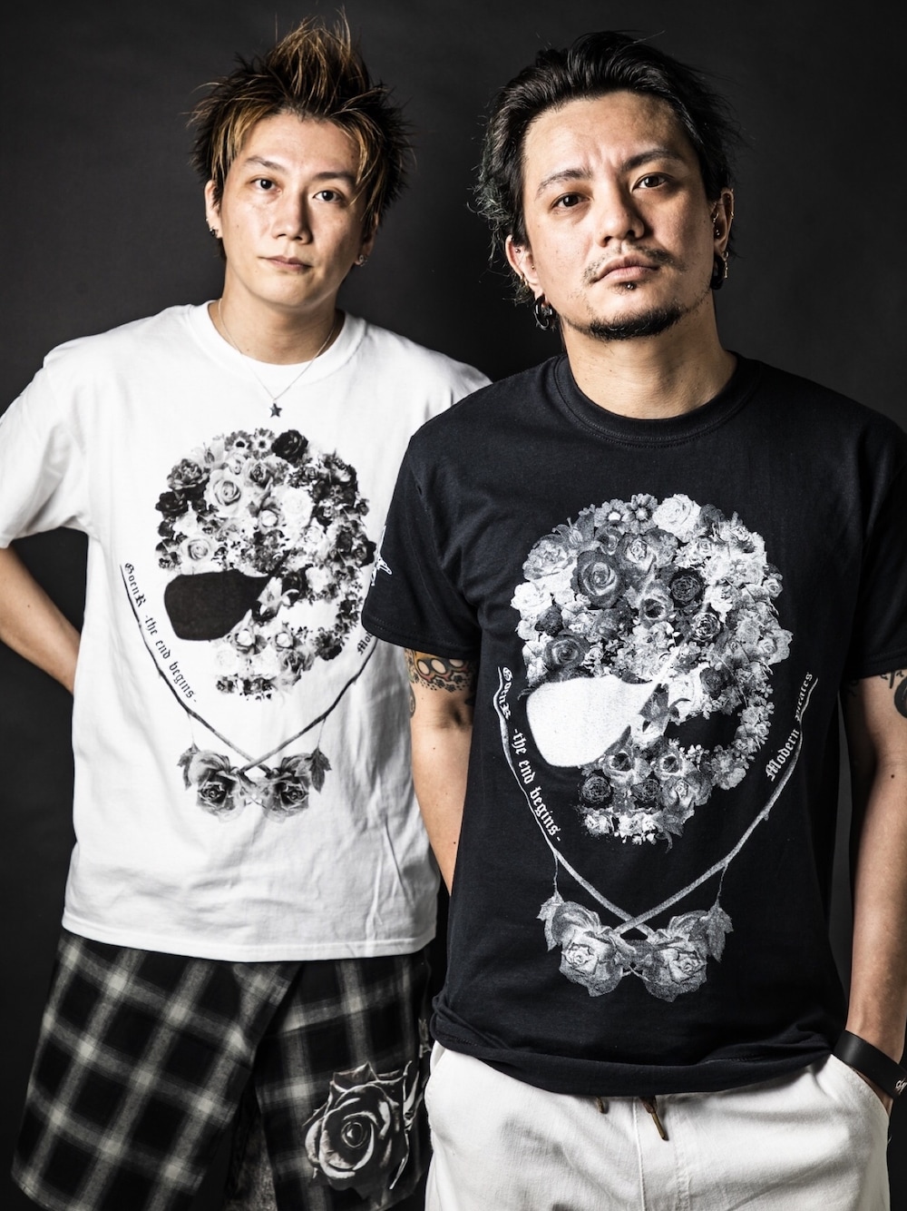 ホワイト系のTシャツ/カットソー、ブラック系のTシャツ/カットソー、ブラック系のスカートを着用したメンズの秋コーディネートの1枚目の写真