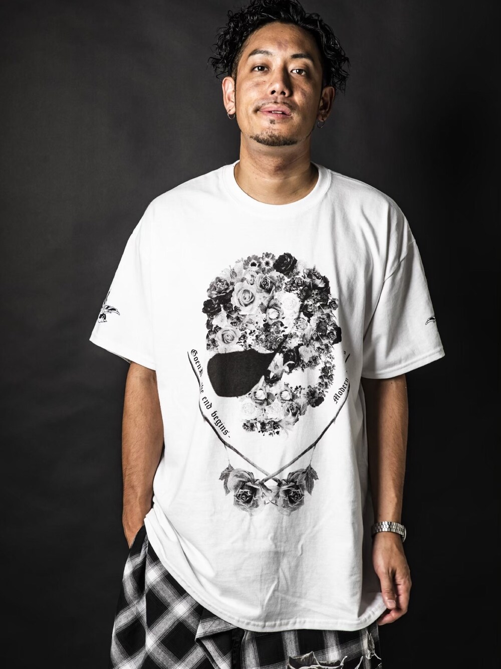 ホワイト系のTシャツ/カットソー、ホワイト系のトップス、ブラック系のスカートを着用したメンズの秋コーディネートの1枚目の写真