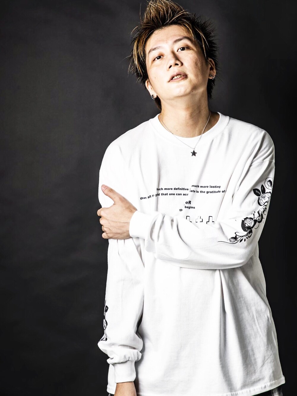 ホワイト系のTシャツ/カットソーを着用したメンズの秋コーディネートの1枚目の写真