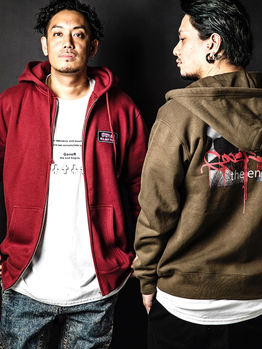 レッド系のパーカー、ホワイト系のTシャツ/カットソー、グリーン系のスウェットを着用したメンズの秋コーディネートの1枚目の写真