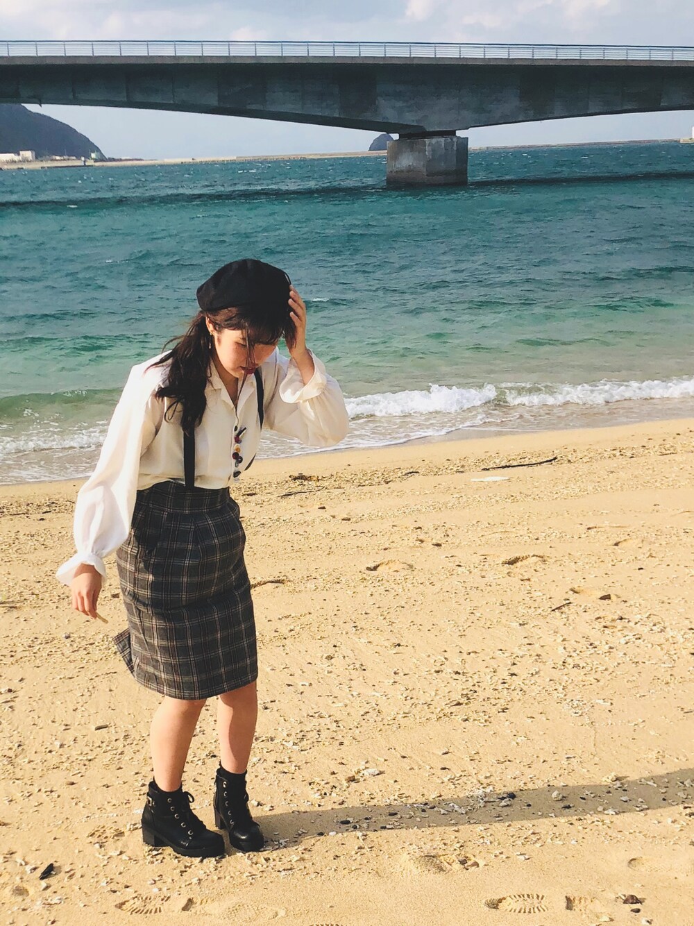 「秋服、ootd、モノトーン、ベレー帽、ブーツ、サスペンダー、チェックスカート」｜「rivet & surgeのブレックファースト オープンカラー多ボタンシャツ（シャツ/ブラウス、ホワイト系）」を使った、マリンさん（レディース・158cm）の秋コーディネートの1枚目の写真