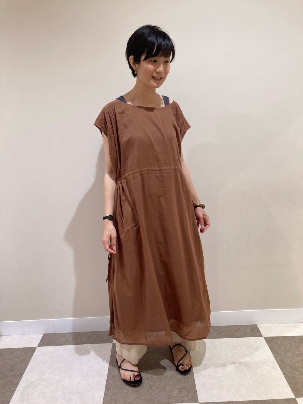 ブラウン系のワンピース、ベージュ系のその他パンツを着用したレディースの夏コーディネートの1枚目の写真