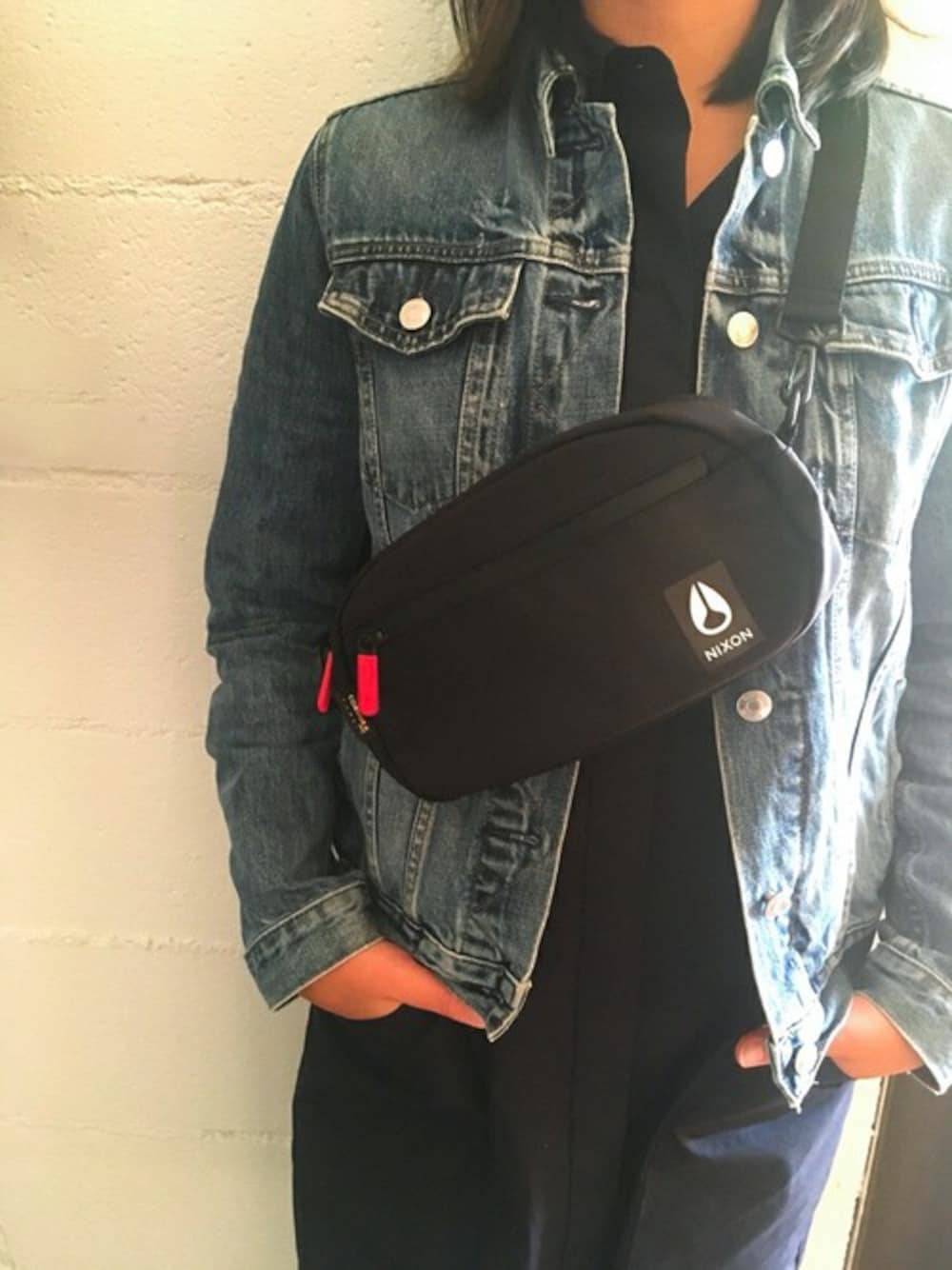 ブラック系のショルダーバッグを着用したレディースの秋コーディネートの1枚目の写真