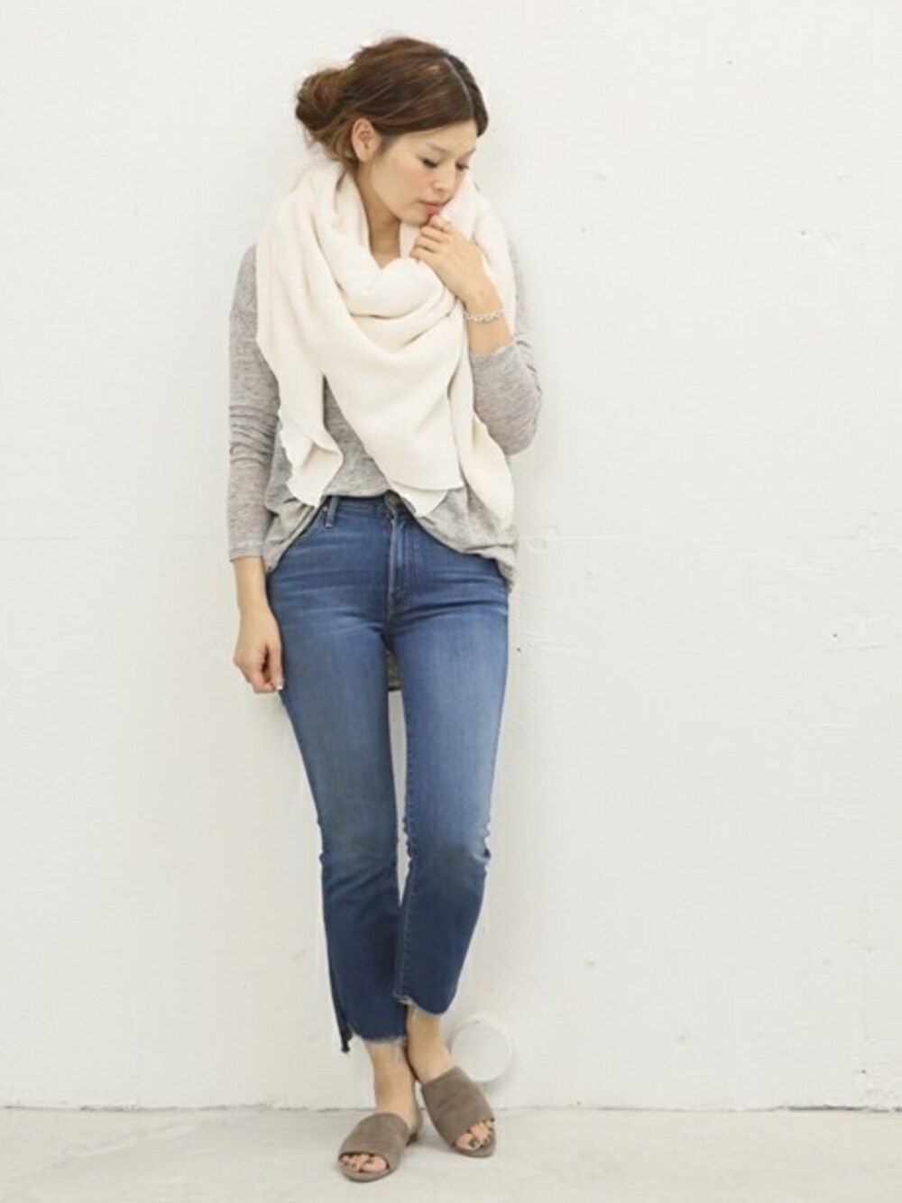 「ストール、denim、大人カジュアル、休日スタイル、casual、シンプルコーデ、Deuxieme Classe(Deuxieme Classe)、春コーデ、オトナカジュアル、スリッパサンダル」｜「Deuxieme ClasseのLinen Tシャツ◆（Tシャツ/カットソー、グレー系）」を使った、HIROさん（レディース・164cm）の春コーディネートの1枚目の写真
