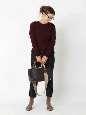 「クルーネックニット」｜「アイテム（財布/小物）」を使った、HIROさん（レディース・164cm）の秋コーディネート