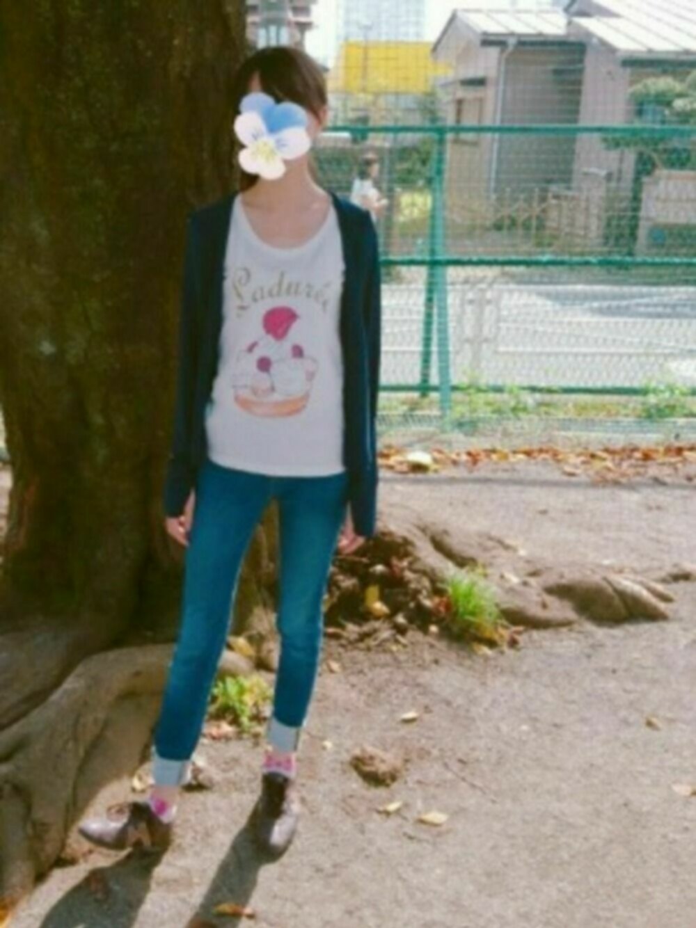 「運動会、デニムパンツ、パーカー、Tシャツ、ネイビー×ピンク、スポーティ」｜「靴下屋のアイテム（ソックス/靴下、ピンク系）」を使った、みやのさん（レディース・160cm）の秋コーディネートの1枚目の写真