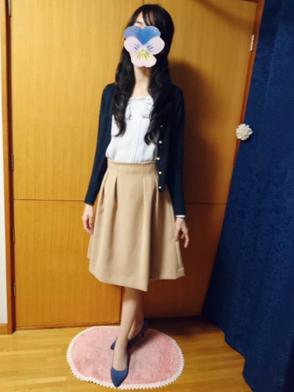 「骨格診断ウェーブ、ベージュスカート、ネイビーカーデガン、ハイウエストスカート、カラーパンプス」｜「IMAGEのアイテム（カーディガン/ボレロ、ブルー系）」を使った、みやのさん（レディース・160cm）の春コーディネートの1枚目の写真
