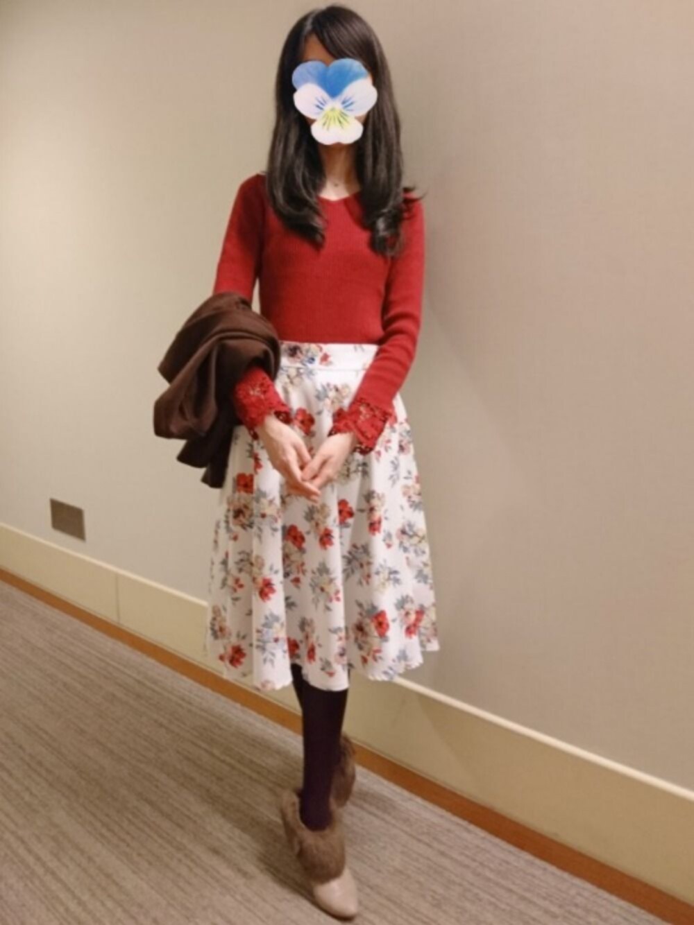 「骨格診断ウェーブ、花柄スカート、暖色系、ファーブーティ、赤ニット、レーススリーブ、おニュー、袖レース」｜「BE RADIANCEの2WAYクルーネックカーディガン（ニット/セーター、ブラウン系）」を使った、みやのさん（レディース・160cm）の冬コーディネートの1枚目の写真