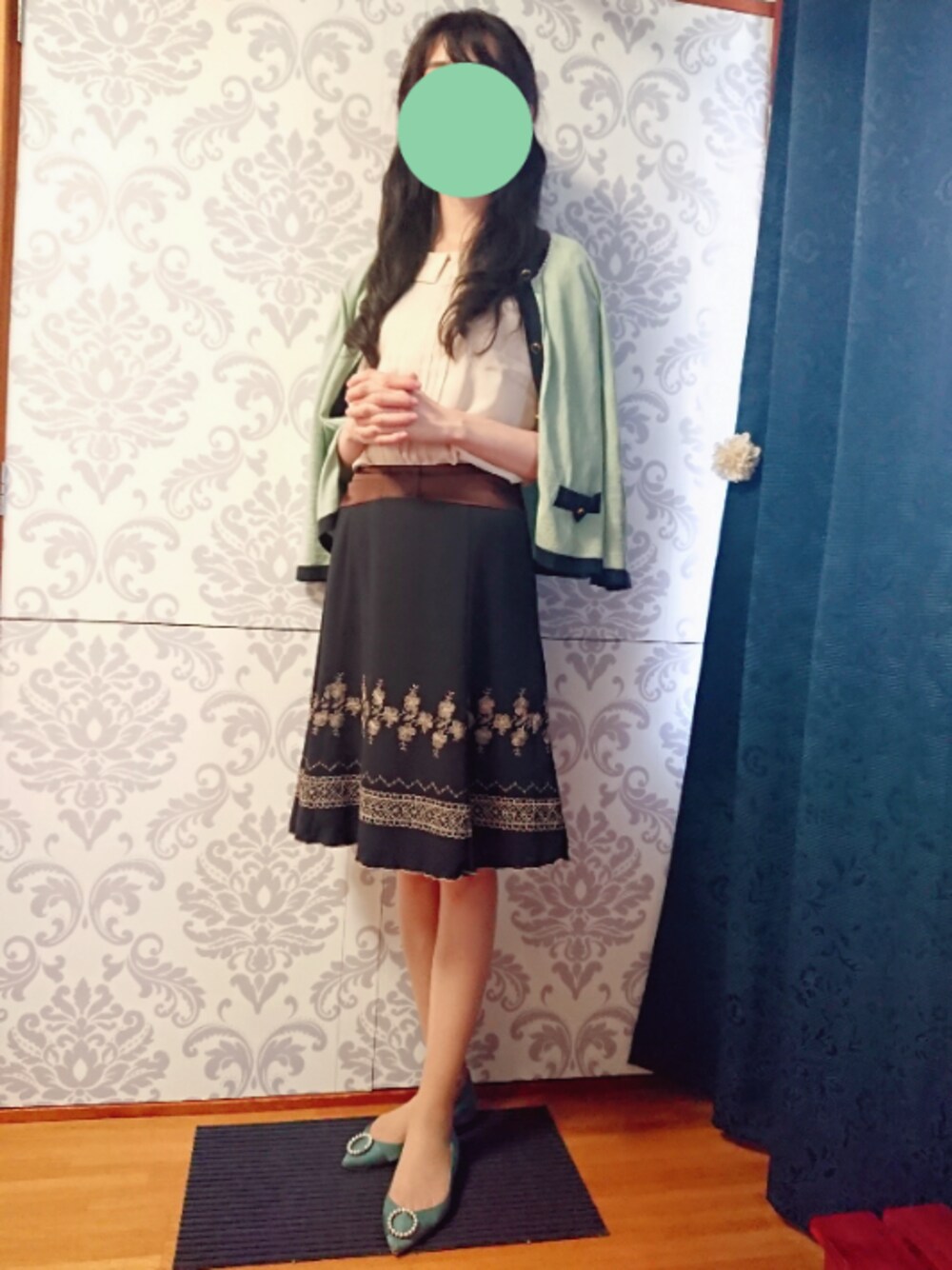 グリーン系のカーディガン/ボレロ、ベージュ系のTシャツ/カットソー、ブルー系のスカートを着用したレディースの夏コーディネートの1枚目の写真