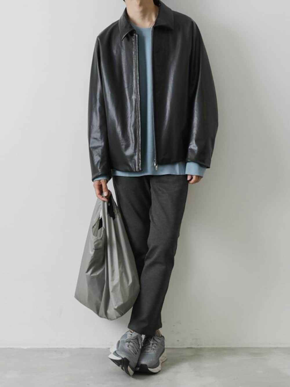 ブラック系のミリタリージャケット、ブルー系のTシャツ/カットソー、グレー系のその他パンツを着用したメンズの冬コーディネートの1枚目の写真