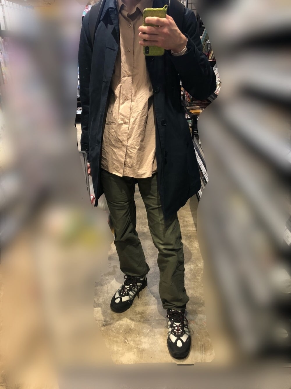 「ベージュシャツ、カーキパンツ、UNIVERSAL PRODUCTS、REPRODUCTION OF FOUND、ロングコート、ステンカラーコート、ユニバーサルプロダクツ、リプロダクションオブファウンド」｜「UNIVERSAL PRODUCTSのアイテム（パンツ、グリーン系）」を使った、マケレレさん（メンズ・170cm）の春コーディネートの1枚目の写真