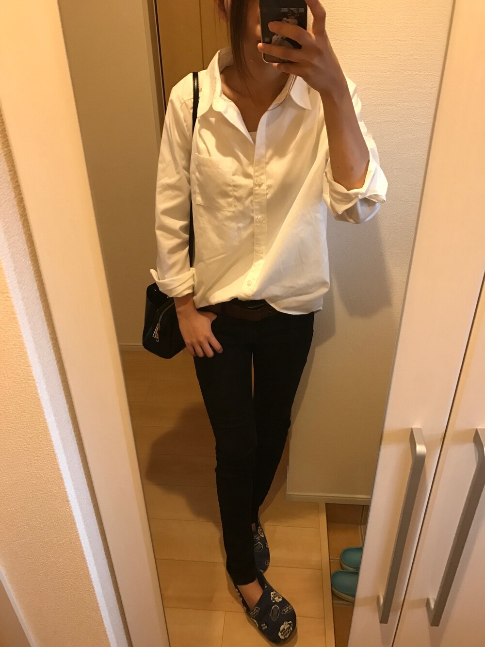 「オトナカジュアル、白シャツ、シンプル、UNIQLO」｜「UNIQLOのWOMEN ウルトラストレッチジーンズ（デニムパンツ、ブラック系）」を使った、taekoさん（レディース・169cm）の春コーディネートの1枚目の写真