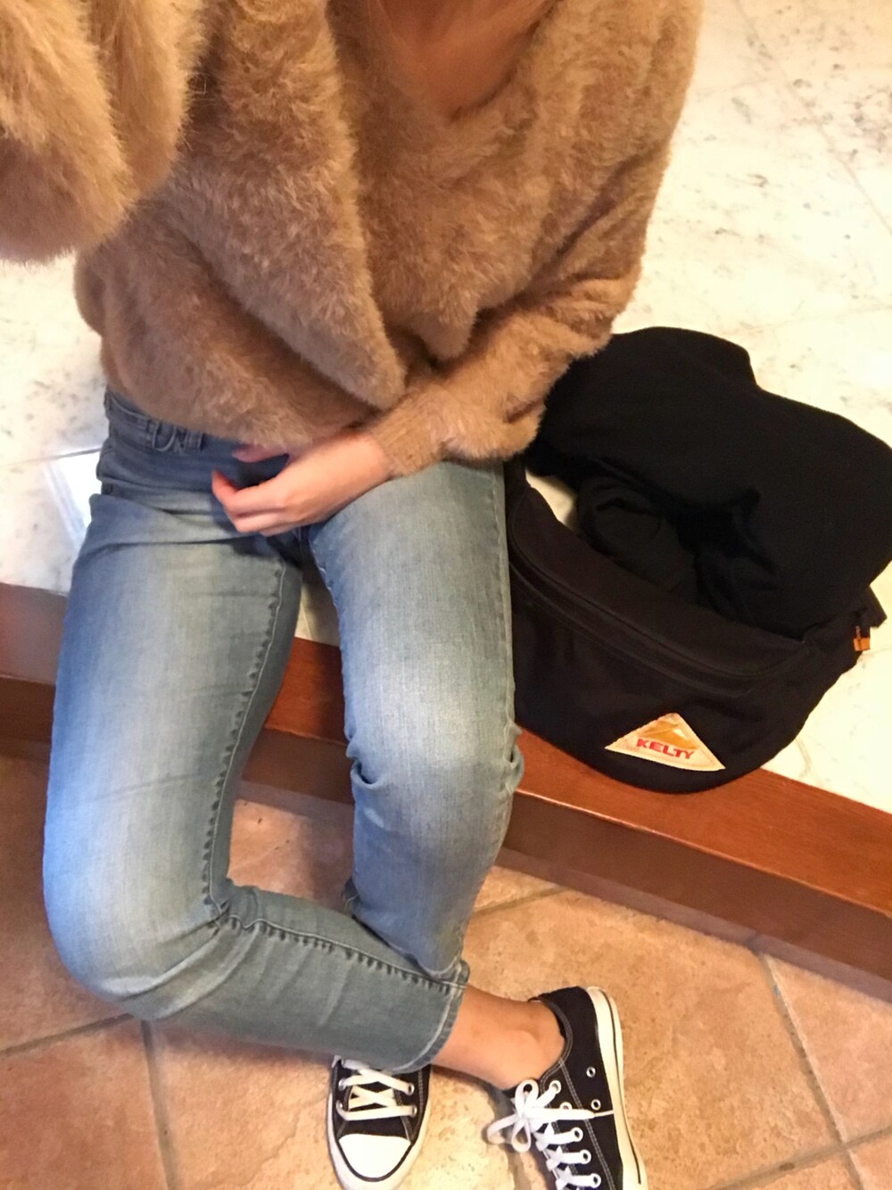「シンプル、UNIQLO、デニム、アイラブCONVERSE」｜「JEANASISの5GシャギーVプルオーバー/780312（ニット/セーター、ベージュ系）」を使った、taekoさん（レディース・169cm）の冬コーディネートの1枚目の写真