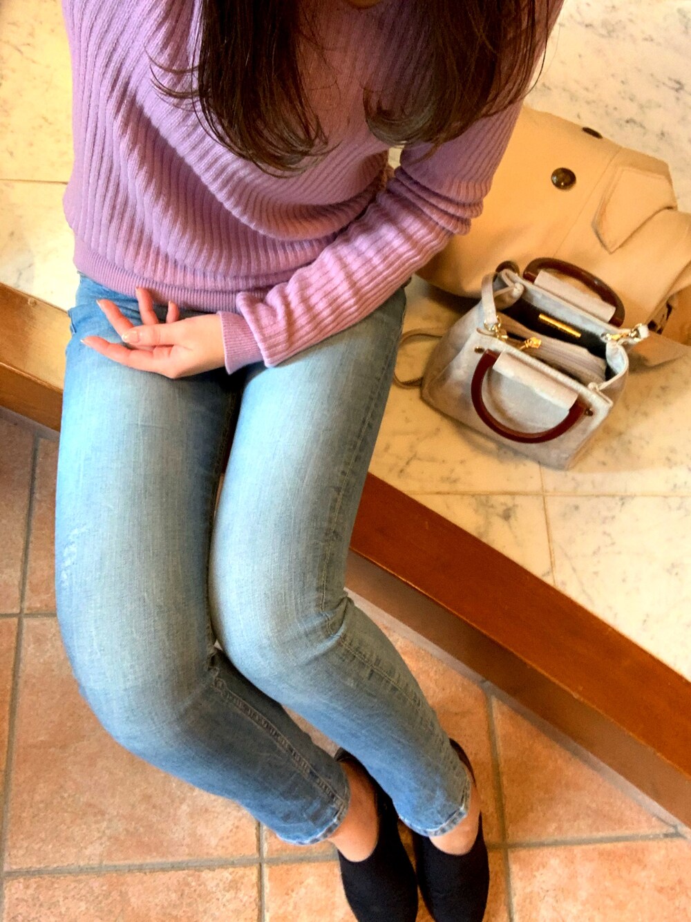 「オトナカジュアル、オトナ女子、きれいめカジュアル、デニム、ラベンダー、春」｜「OZOCのレーヨン混トレンチコート（トレンチコート、ベージュ系）」を使った、taekoさん（レディース・169cm）の春コーディネートの1枚目の写真