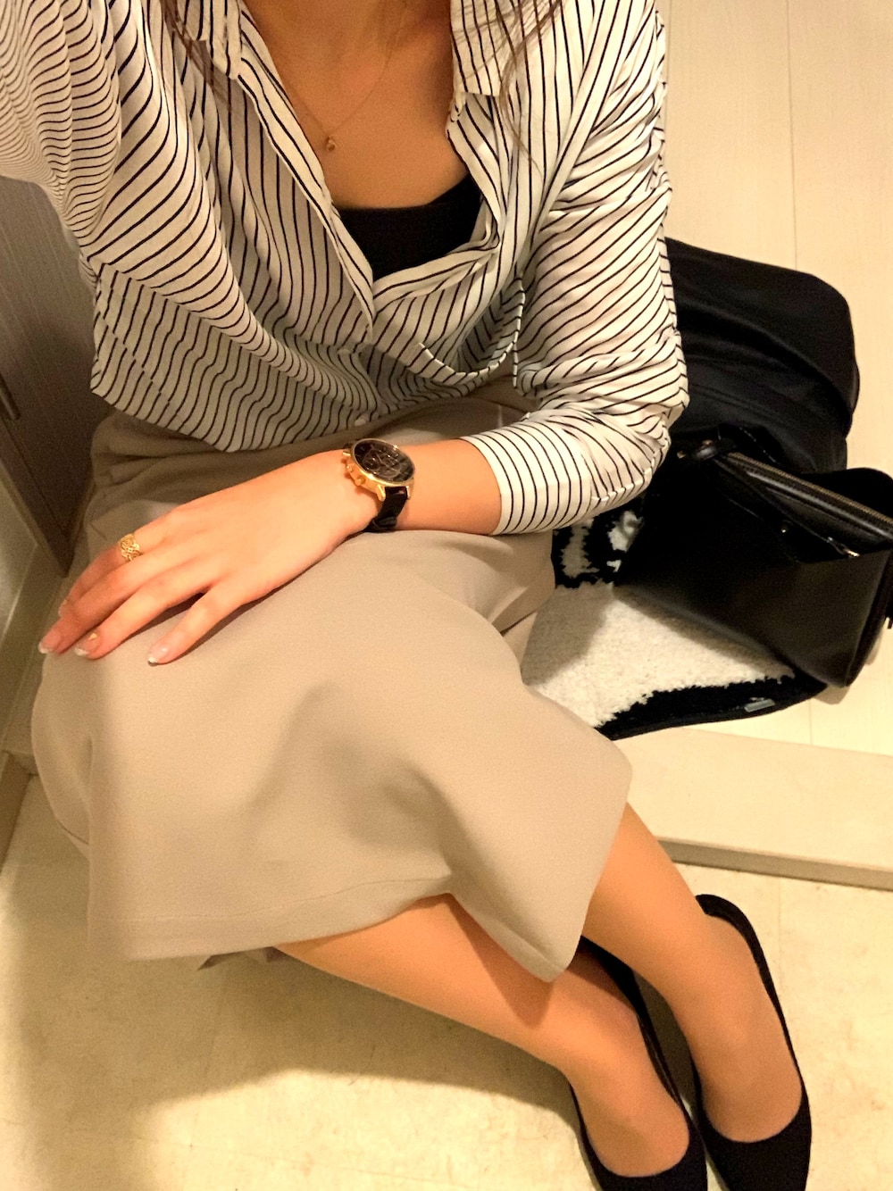 「今日のコーデ、春コーデ、オトナカジュアル、オトナ女子、キレイめ、ライダース、ストライプ、とろみシャツ、ベージュ」｜「LEPSIMのカラースリットナロースカート　800287（スカート、ベージュ系）」を使った、taekoさん（レディース・169cm）の春コーディネートの1枚目の写真
