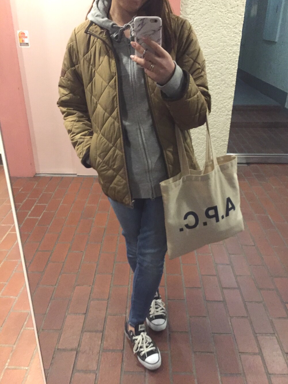 「UNIQLOのMEN スウェットフルジップパーカ（長袖）（パーカー、グレー系）」を使った、yさん（レディース・162cm）の冬コーディネートの1枚目の写真