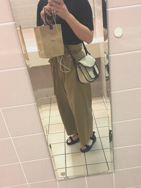 「KBF（ケイビーエフ）のアイテム（パンツ、ベージュ系）」を使った、yさん（レディース）の春コーディネート
