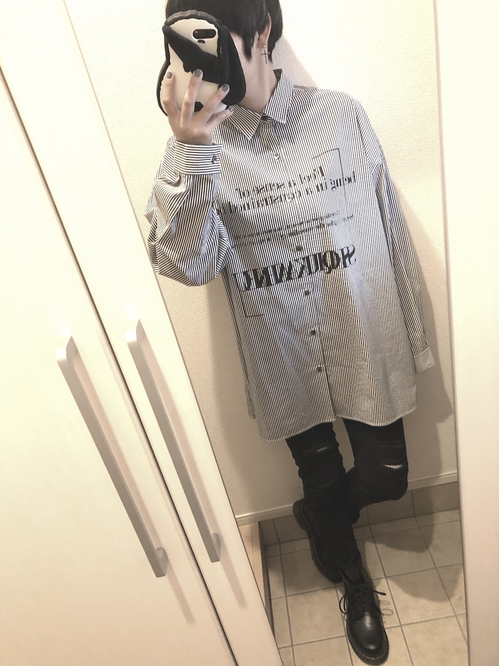 「ストライプ、ドクターマーチン、クラッシュデニム、シャツスタイル」｜「HAREのアイテム（シャツ/ブラウス、グレー系）」を使った、ひぃさん（レディース・163cm）の春コーディネートの1枚目の写真