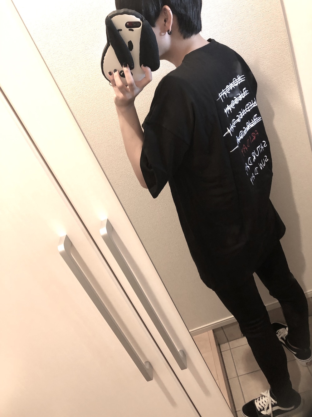 「Tシャツ、黒、ダメージデニムパンツ、スニーカー」｜「DINGのDING/TGIF Tシャツ（Tシャツ/カットソー、ブラック系）」を使った、ひぃさん（レディース・163cm）の夏コーディネートの1枚目の写真