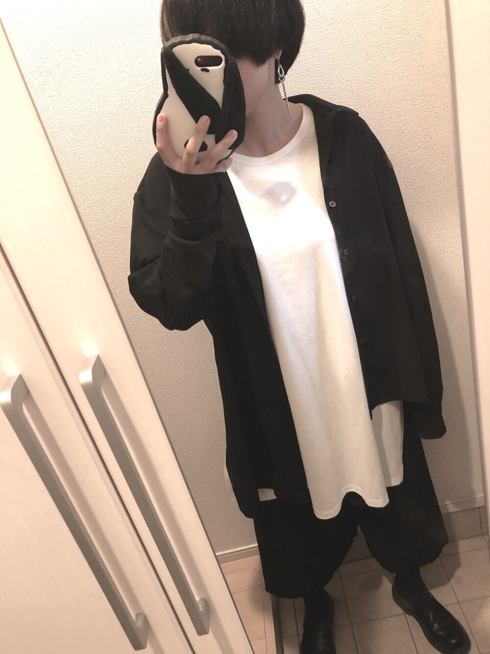 「黒、シャツスタイル、ロンT、着回しコーデ、モノトーン」｜「NOT CONVENTIONALのNOT CONVENTIONAL　asymmtry shirt（シャツ/ブラウス、ブラック系）」を使った、ひぃさん（レディース・163cm）の秋コーディネートの1枚目の写真