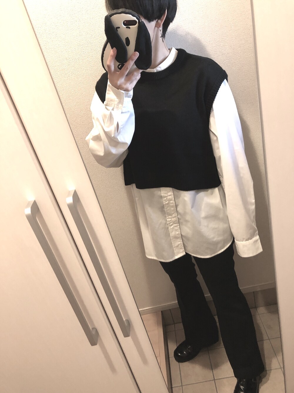 「黒、モノトーン、フレアパンツ、シャツスタイル、ベスト、ベスト×シャツ、パンツスタイル、シンプル」｜「SPINNSのショートニットベスト（ベスト、ブラック系）」を使った、ひぃさん（レディース・163cm）の秋コーディネートの1枚目の写真