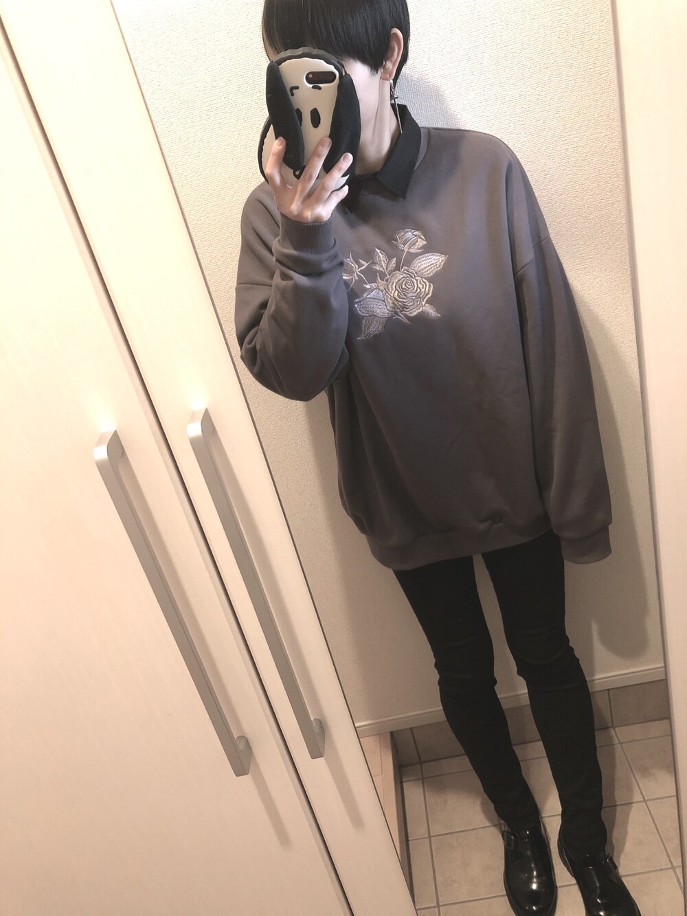 「パンツスタイル、着回しコーデ、レイヤードスタイル、UNIQLO、グレー、シャツ、スキニーデニム」｜「HAREのローズシシュウスウェット(HARE)（スウェット、グレー系）」を使った、ひぃさん（レディース・163cm）の冬コーディネートの1枚目の写真