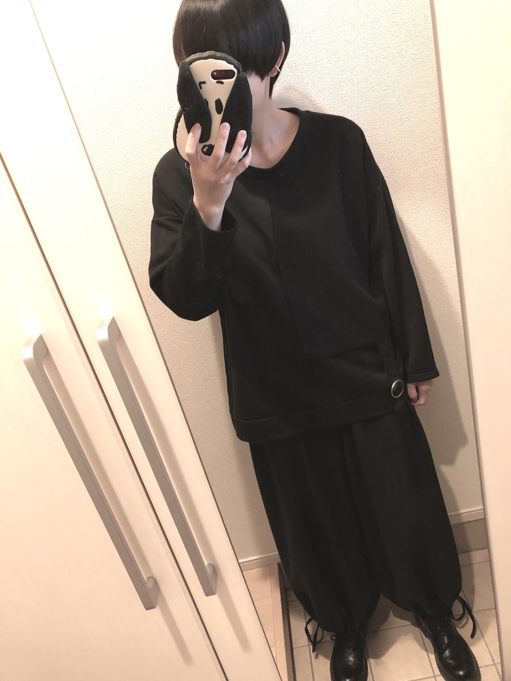 「黒、オールブラック、シンプルコーデ」｜「MFKのtuck balloon pants（その他パンツ、ブラック系）」を使った、ひぃさん（レディース・163cm）の春コーディネートの1枚目の写真