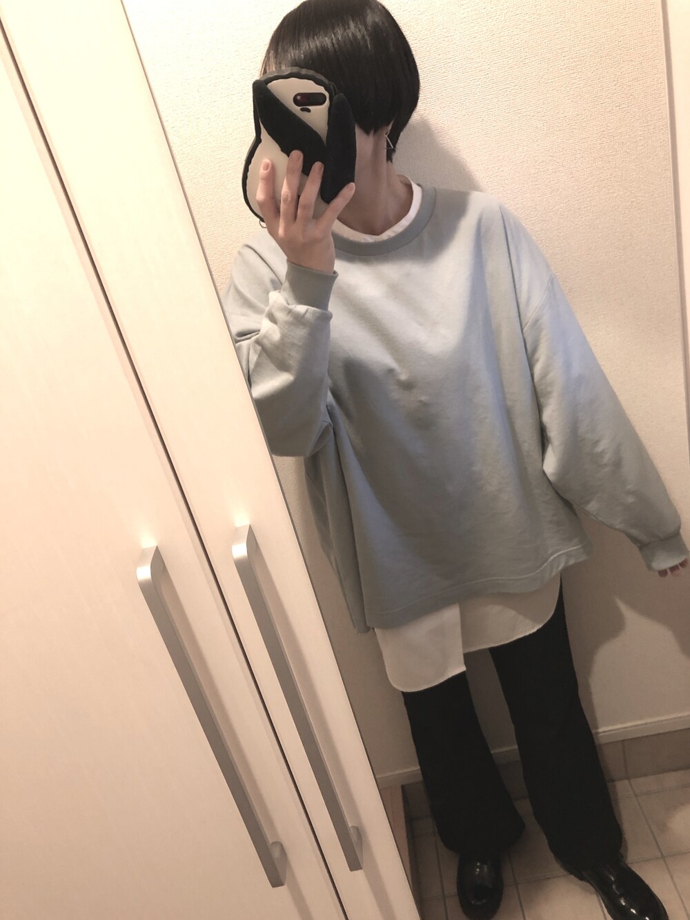 「ブルー、黒、シャツ、スウェット、パンツスタイル、レイヤードスタイル、バンドカラーシャツ、フレアパンツ」｜「GLOBAL WORKのソフトタッチZIPチュニック/868058（スウェット、ブルー系）」を使った、ひぃさん（レディース・163cm）の春コーディネートの1枚目の写真