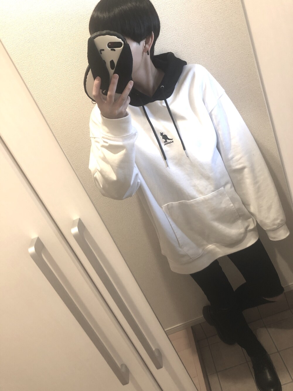 「モノトーン、パーカー、ショートヘア、ダメージデニムパンツ」｜「SPINNSの【ダメージデニムパンツ】ストレッチクラッシュスキニーデニムパンツ（デニムパンツ、ブラック系）」を使った、ひぃさん（レディース・163cm）の春コーディネートの1枚目の写真