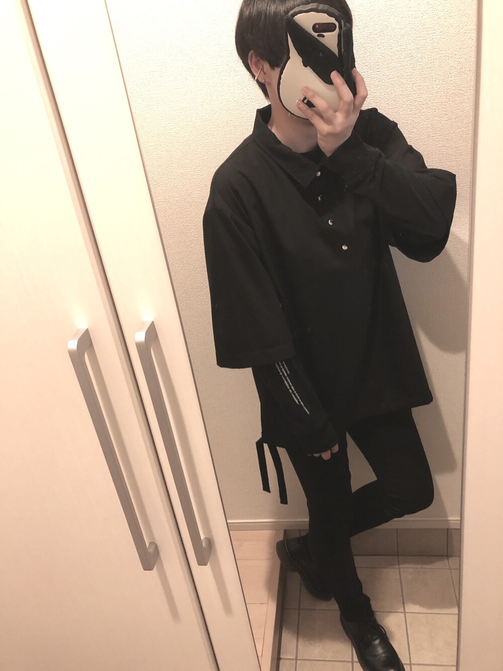 「黒、黒スキニー、黒コーデ、ブラック、レイヤードスタイル、ユニクロ、ロンT」｜「NOT CONVENTIONALのNOTCONVENTIONAL/T/R slit shirt（シャツ/ブラウス、ブラック系）」を使った、ひぃさん（レディース・163cm）の春コーディネートの1枚目の写真