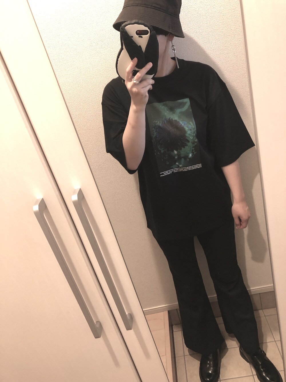 「黒、フレアパンツ、Tシャツ、バケットハット、ショートヘア」｜「JUNREDのＤＡＩＫＩ　ＮＡＫＡＭＵＲＡ×ＪＵＮＲｅｄフォトＴ（Tシャツ/カットソー、ブラック系）」を使った、ひぃさん（レディース・163cm）の夏コーディネートの1枚目の写真