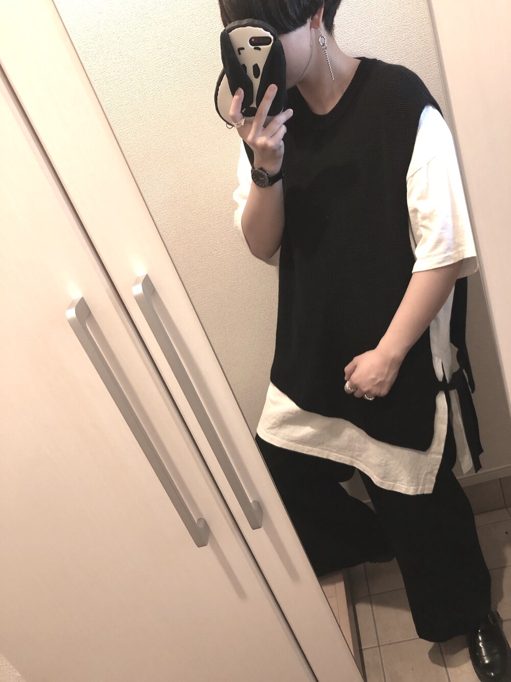 「白Tシャツ、黒、白、モノトーン、ワイドパンツ、ベスト、ショートヘア、シンプルコーデ」｜「HAREのメンアサスリットニットベスト(HARE)（ベスト、ブラック系）」を使った、ひぃさん（レディース・163cm）の夏コーディネートの1枚目の写真