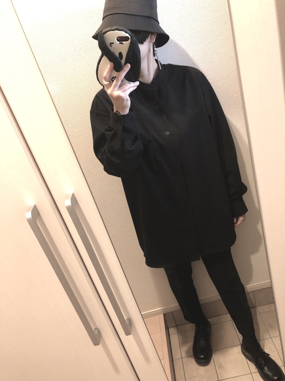 「シンプル、ショートヘア、バンドカラーシャツ、黒、オールブラック、バケットハット、テーパードパンツ、GU」｜「SPINNSのナイロン素材 バケットハット（ハット、ブラック系）」を使った、ひぃさん（レディース・163cm）の秋コーディネートの1枚目の写真