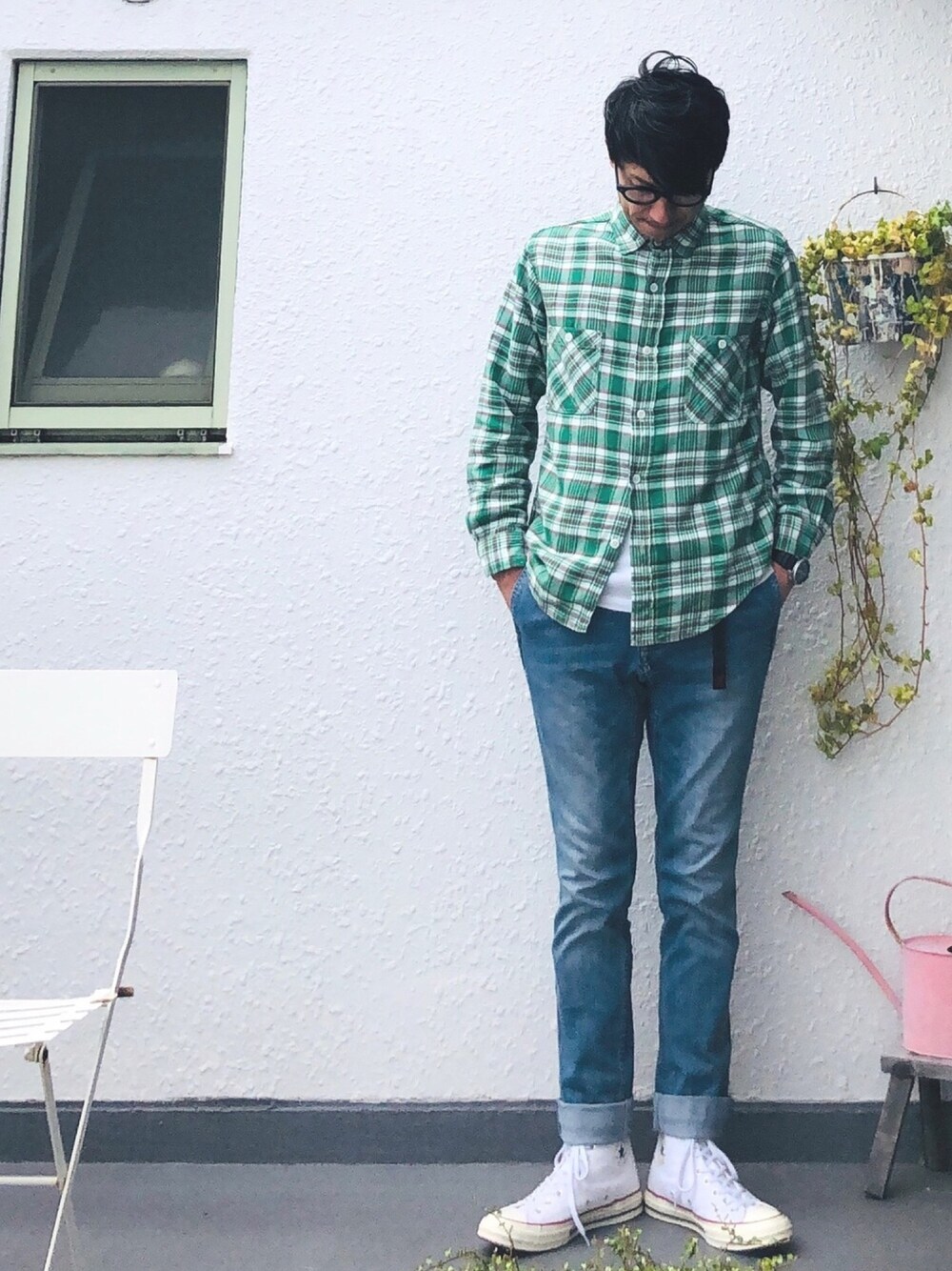 グリーン系のシャツ/ブラウス、ブルー系のデニムパンツ、ホワイト系のスニーカーを着用したメンズの春コーディネートの1枚目の写真