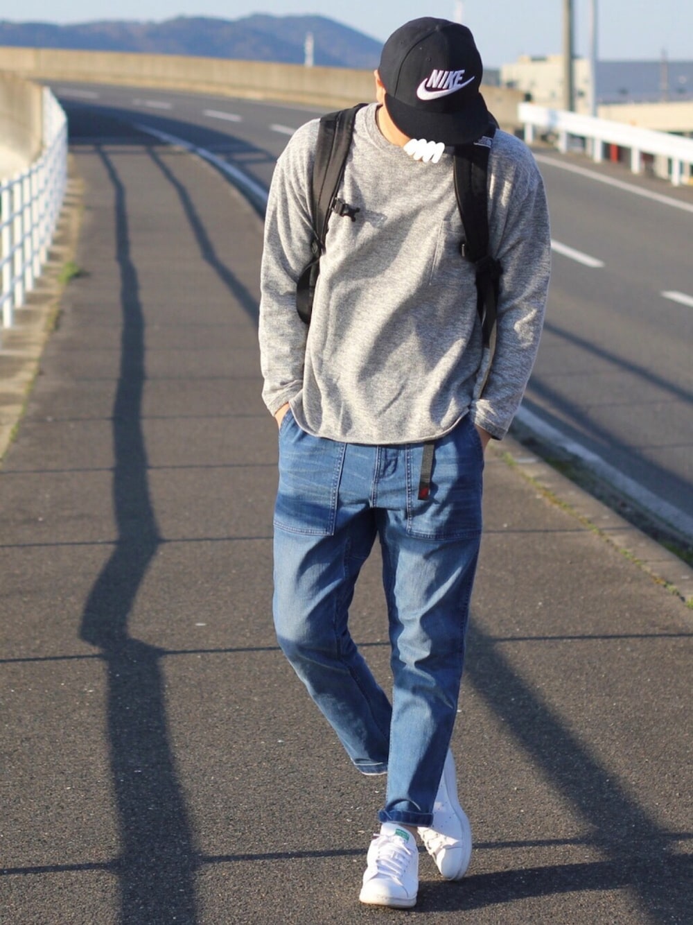 「スタンスミス、ナイキ、キャップ、NIKE、adidas、バックパック、デニム」｜「BEAUTY&YOUTH UNITED ARROWSのBY ∴ ブリッツスウェット ワイドフォルム -MADE IN JAPAN-（Tシャツ/カットソー、グレー系）」を使った、しんごさん（メンズ・175cm）の冬コーディネートの1枚目の写真