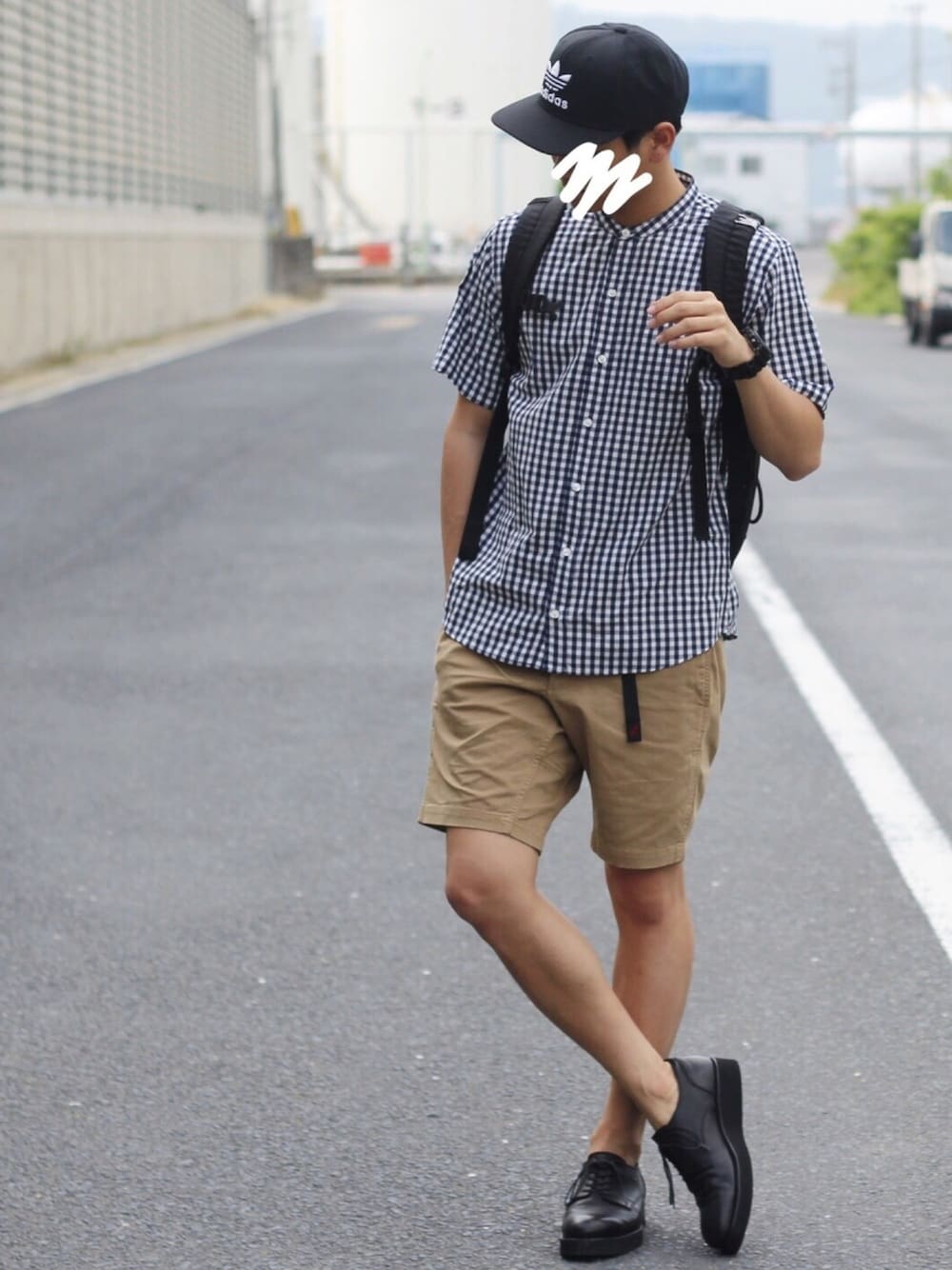 「夏、ショートパンツ、キャップ、ブーツ、adidas、ギンガムチェック」｜「ZIP FIVEのブロードバンドカラー半袖シャツ（シャツ/ブラウス、ホワイト系）」を使った、しんごさん（メンズ・175cm）の夏コーディネートの1枚目の写真