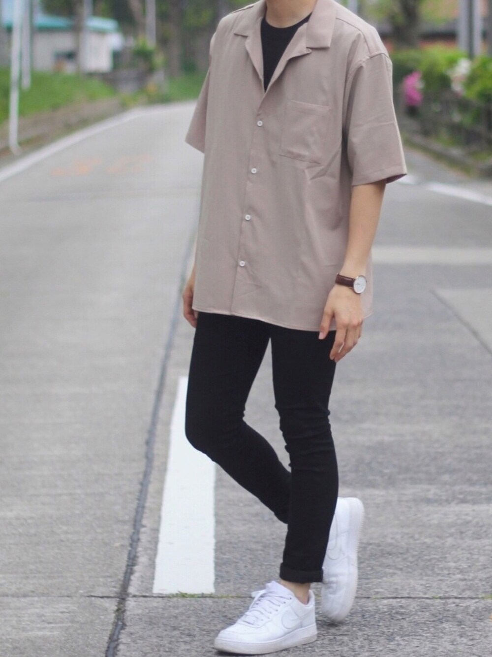 「kutir、クティール、オープンカラーシャツ、スキニーパンツ、LIDnM、NIKE」｜「kutirのopen collor shirt half sleeve / オープンカラー半袖シャツ（シャツ/ブラウス、ベージュ系）」を使った、しんごさん（メンズ・175cm）の春コーディネートの1枚目の写真