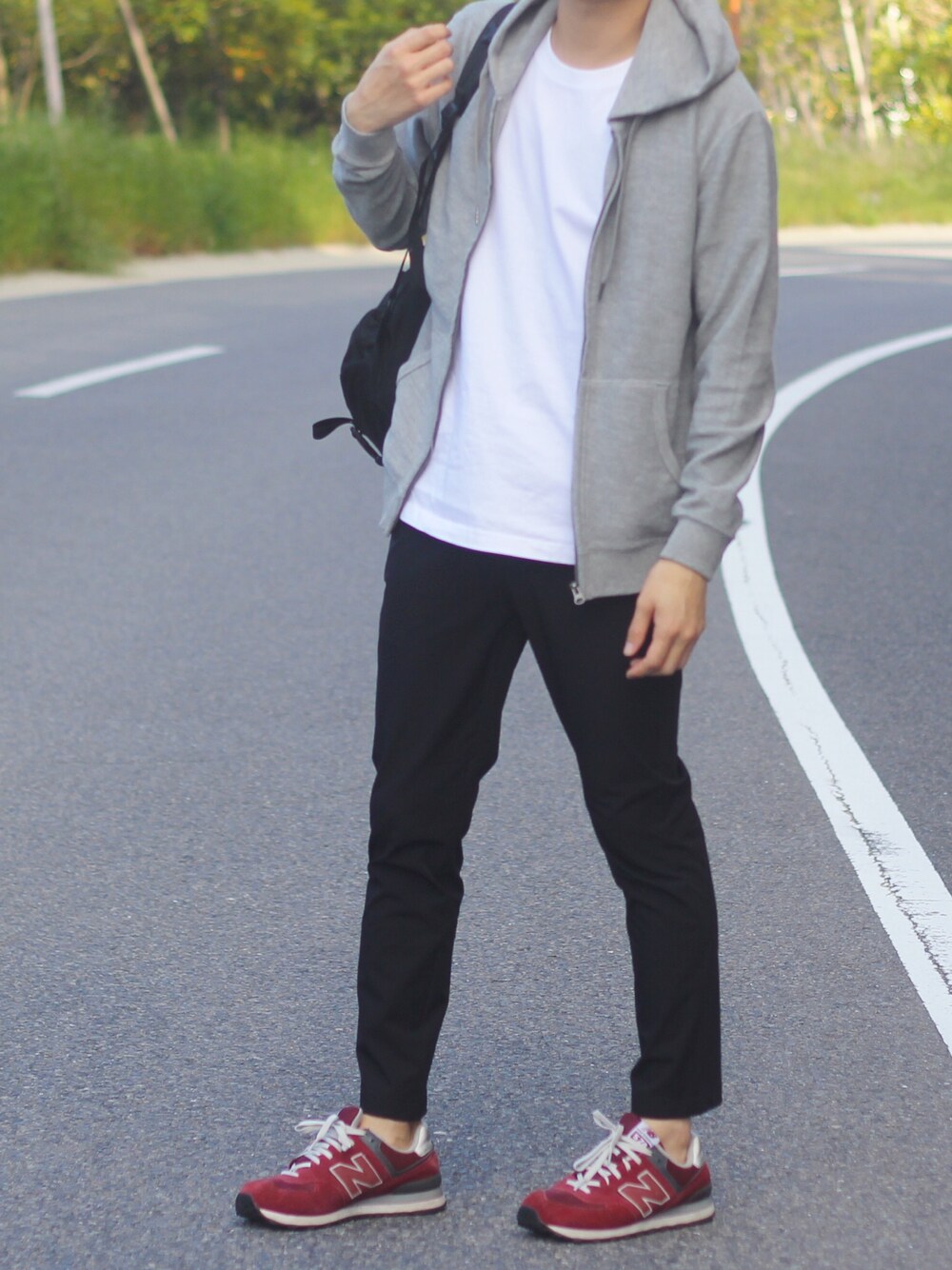 グレー系のパーカー、ブラック系のその他パンツ、ホワイト系のTシャツ/カットソーを着用したメンズの春コーディネートの1枚目の写真